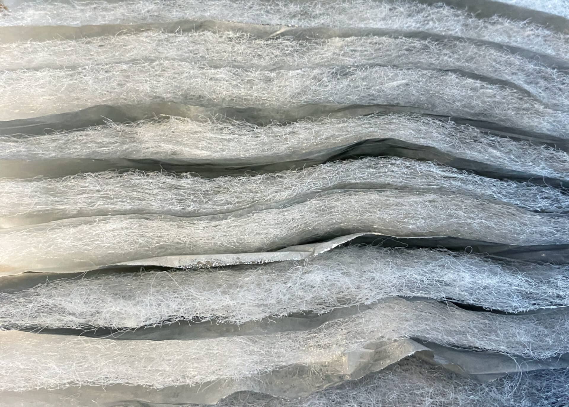 Detailfoto van de verschillende lagen van meerlaagse isolatiefolie