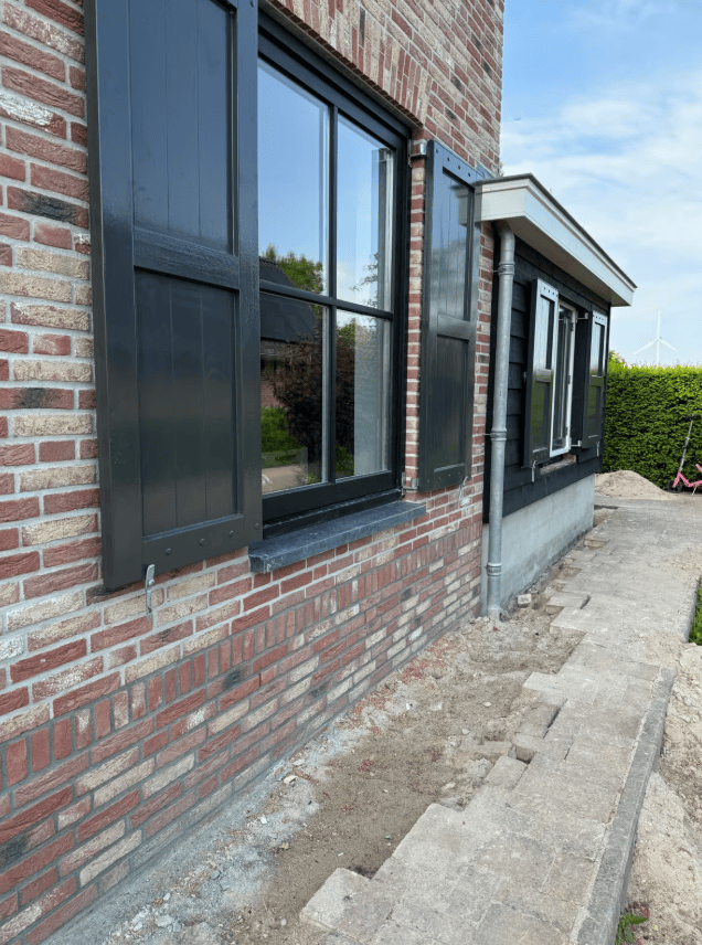 Pijlers-Belgisch-hardsteen-raamdorpels