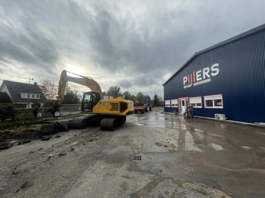 Graafmachine op bouwplaats voor werkzaamheden bij Pijlers, beton en grondverzet.