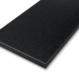 Afbeelding van een zwart geanodiseerd aluminium profiel voor maatwerk toepassingen.