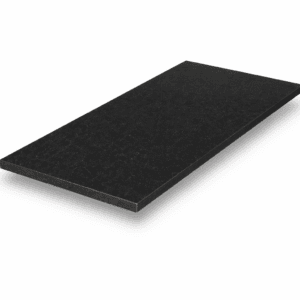 Afbeelding van een zwart granieten vensterbank voor moderne ramen.