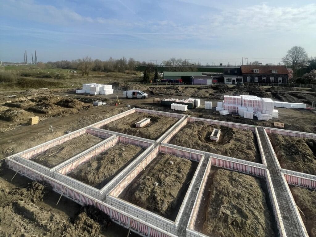 Bouwgrond met funderingswerkzaamheden voor nieuw bouwproject.