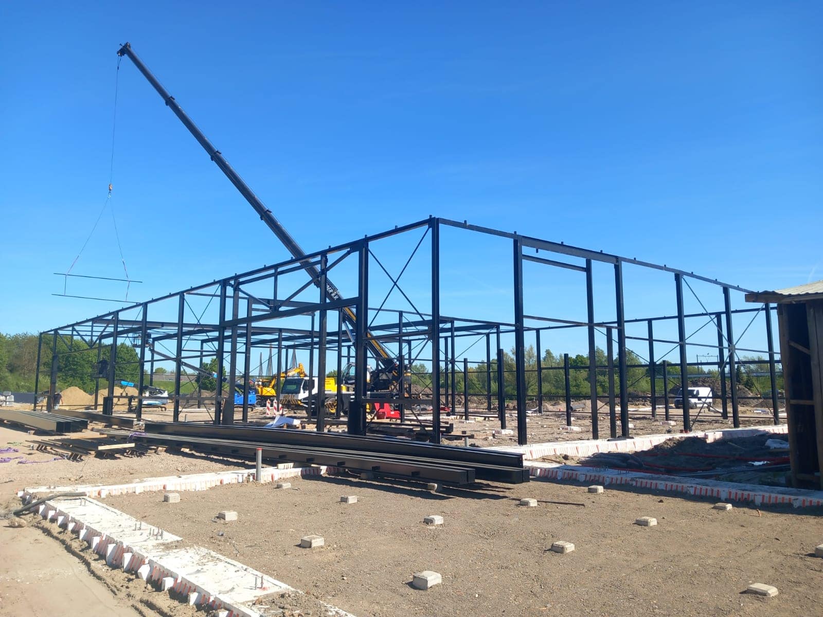 Constructie staalframe bedrijfspand Pijlers