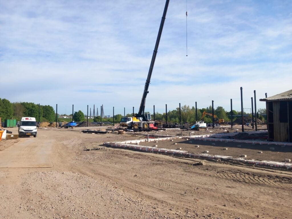 Uitbreiding van nieuw bedrijfspand met staalconstructie.
