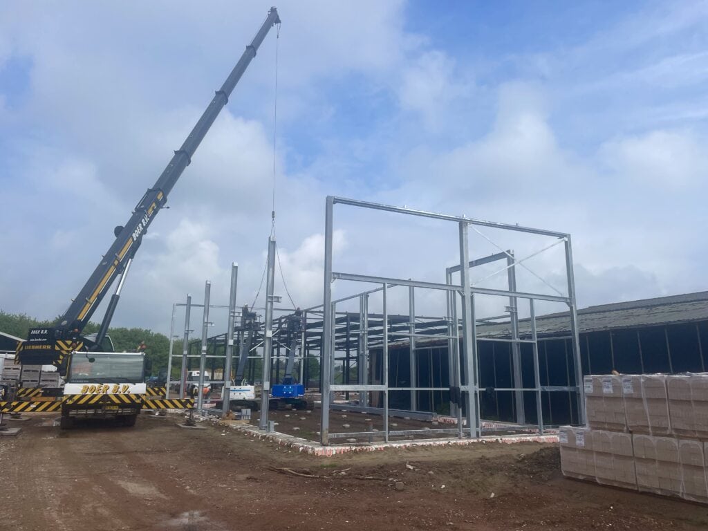 Pijlers bouwt staalconstructie voor nieuw bedrijfspand, fundering en staalwerk.