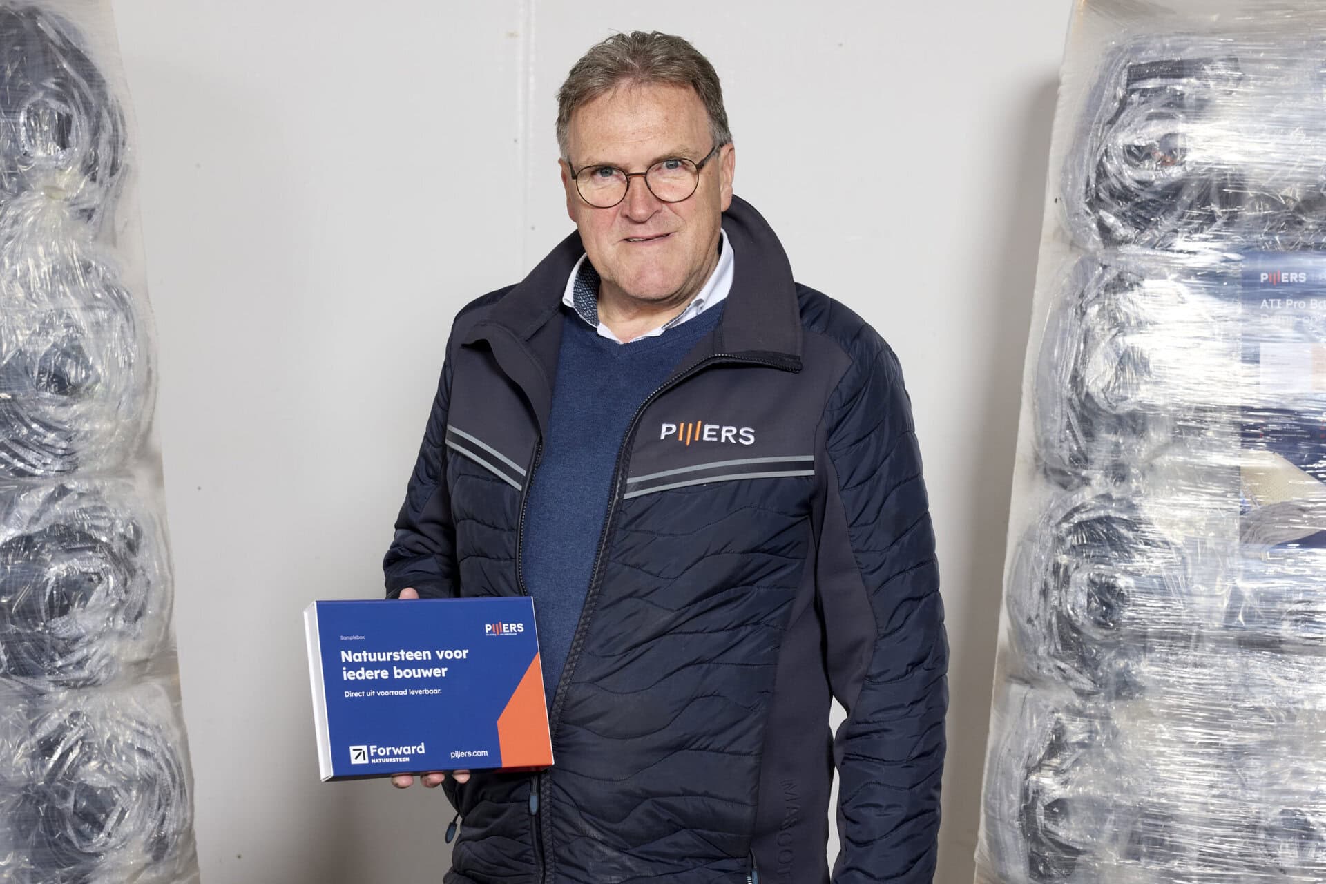 Man met natuursteen monsters en informatie voor bouw en interieur.